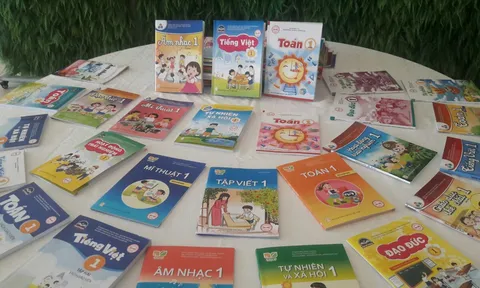 Ngăn chặn bán sách giáo khoa “bia kèm lạc” để sách không “làm vơi bát cơm con trẻ”